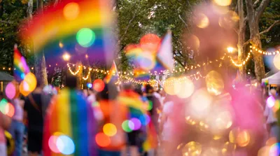 Identitätsfeier: Stärkende Verbindungen in der LGBTQ+-Gemeinschaft